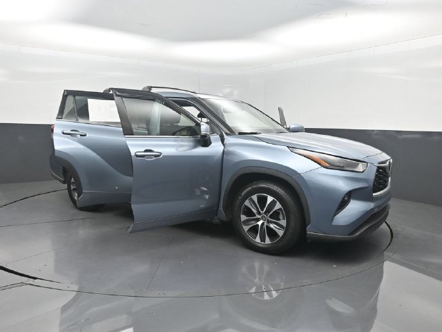 Used 2022 Toyota Highlander XLE FWD image 33