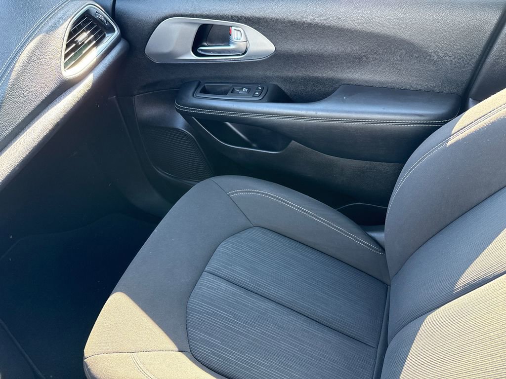 Used 2021 Chrysler Pacifica Touring w/ Uconnect Theater Family Group image 16