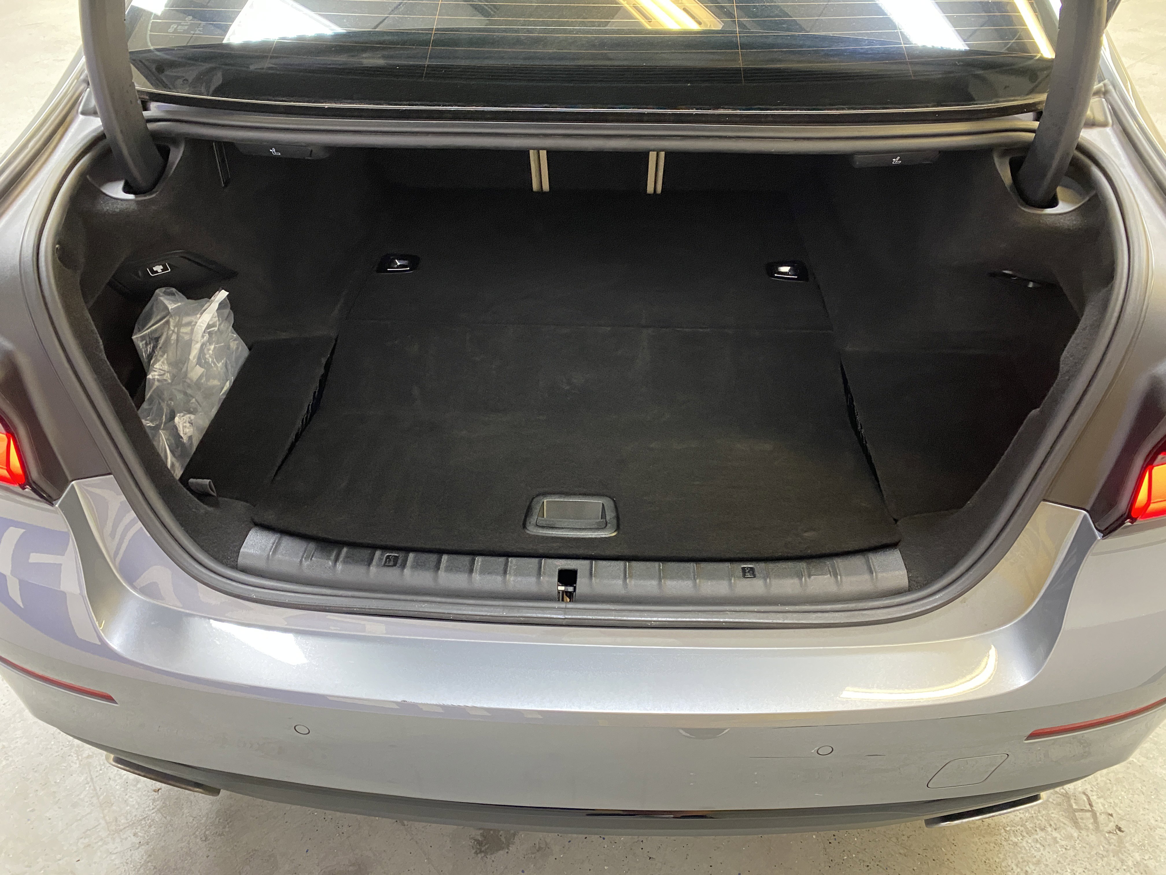 Used 2023 BMW 530e w/ Premium Package image 31