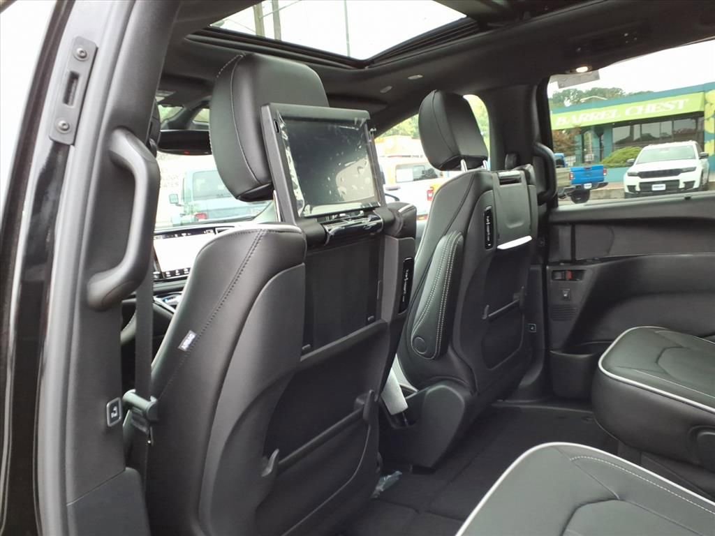 New 2026 Chrysler Pacifica Limited image 13