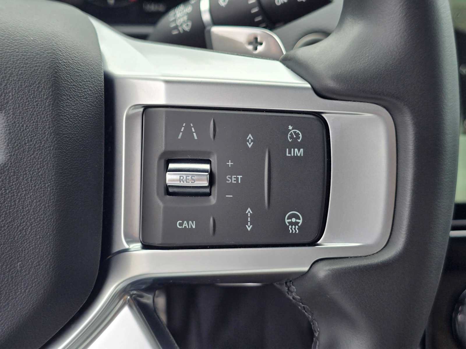 Used 2025 Land Rover Discovery Dynamic SE AWD/4WD image 35