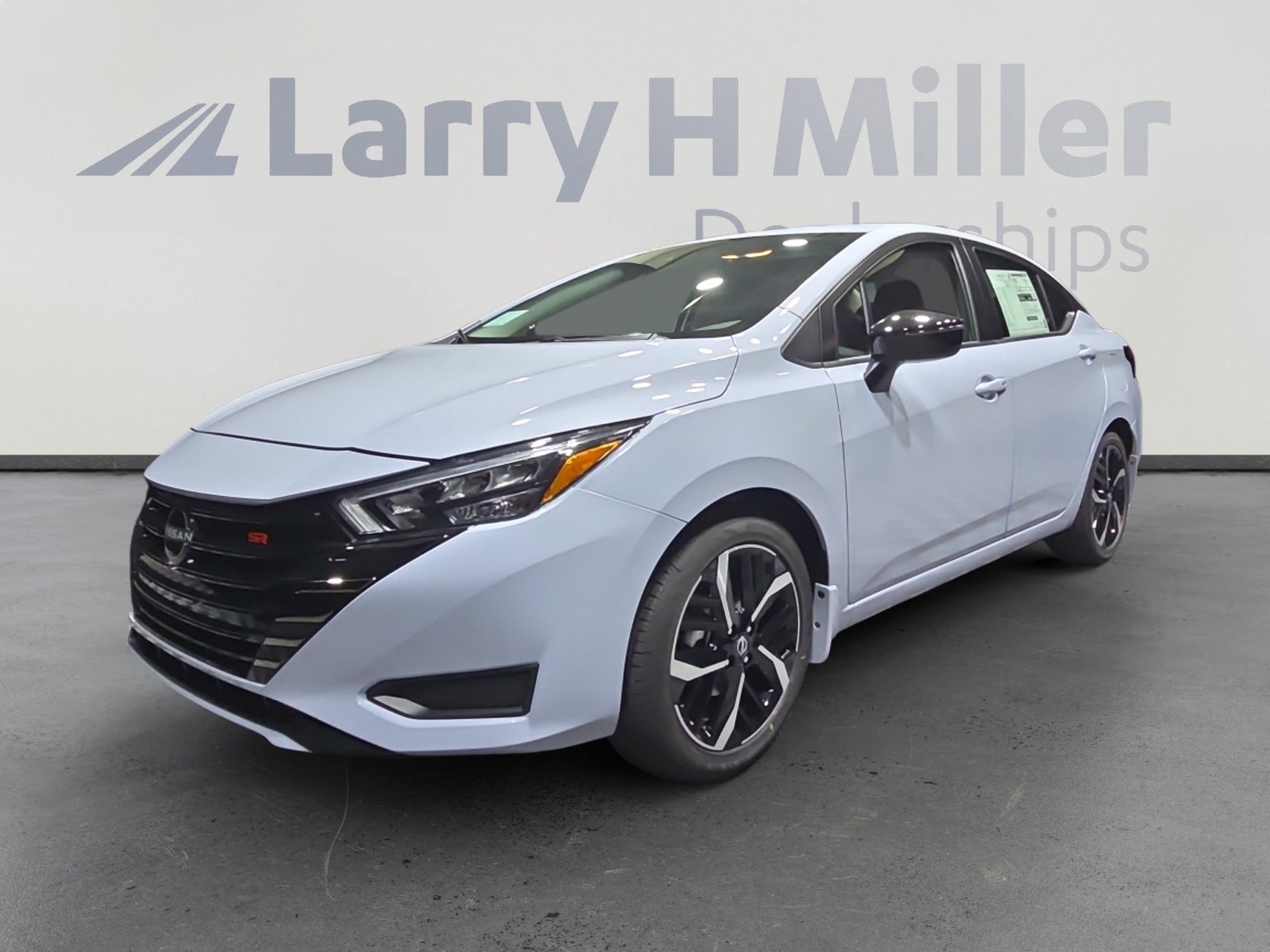 New 2025 Nissan Versa SR w/ Trunk Package