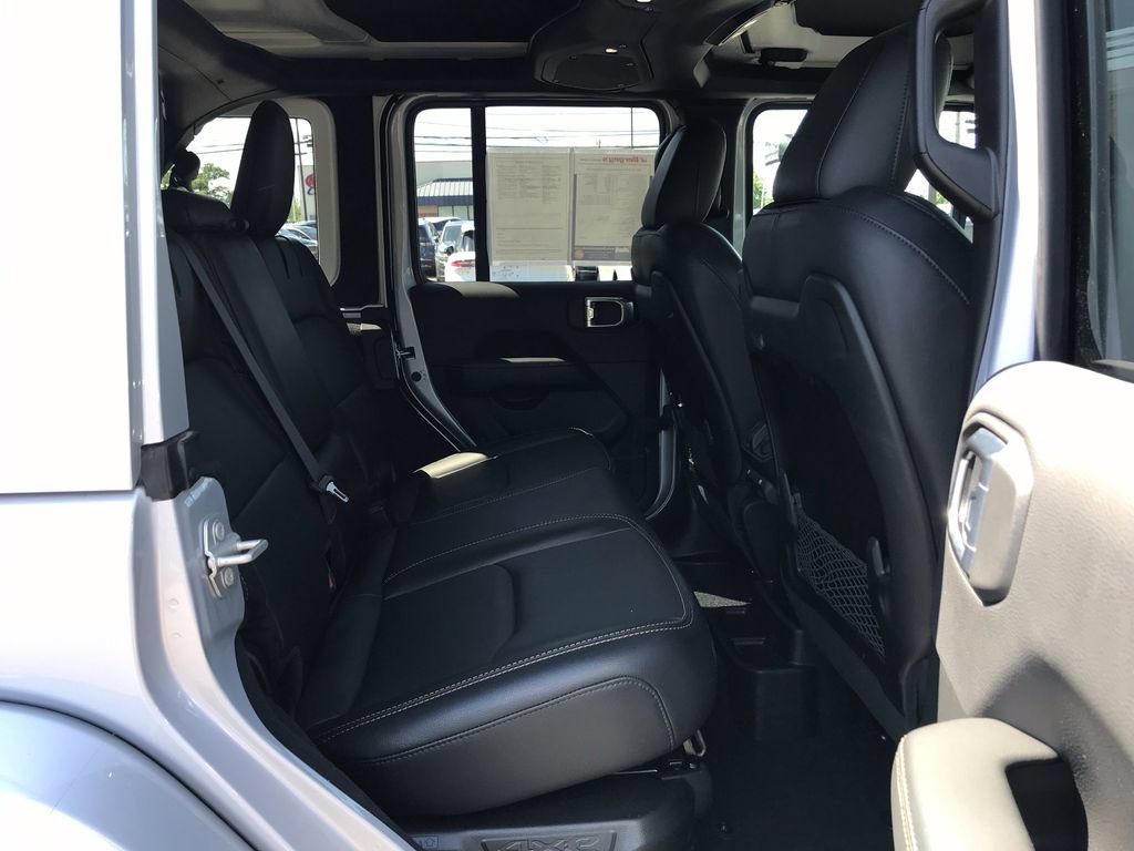 Used 2024 Jeep Wrangler Unlimited Sahara AWD/4WD image 16
