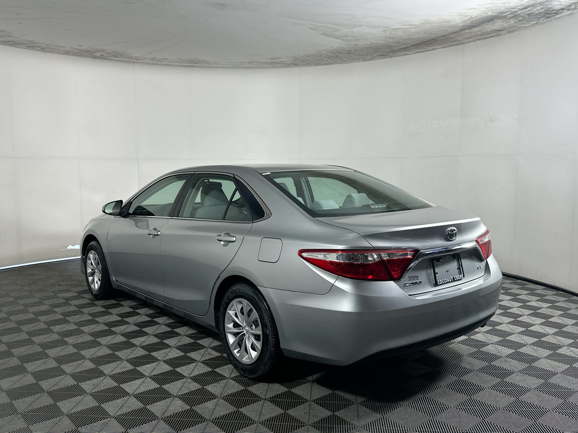 Used 2017 Toyota Camry LE FWD image 5