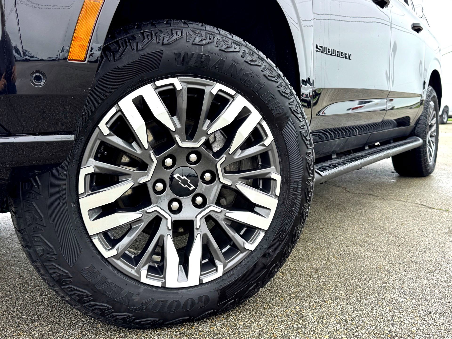 Used 2025 Chevrolet Suburban Z71 AWD/4WD image 2