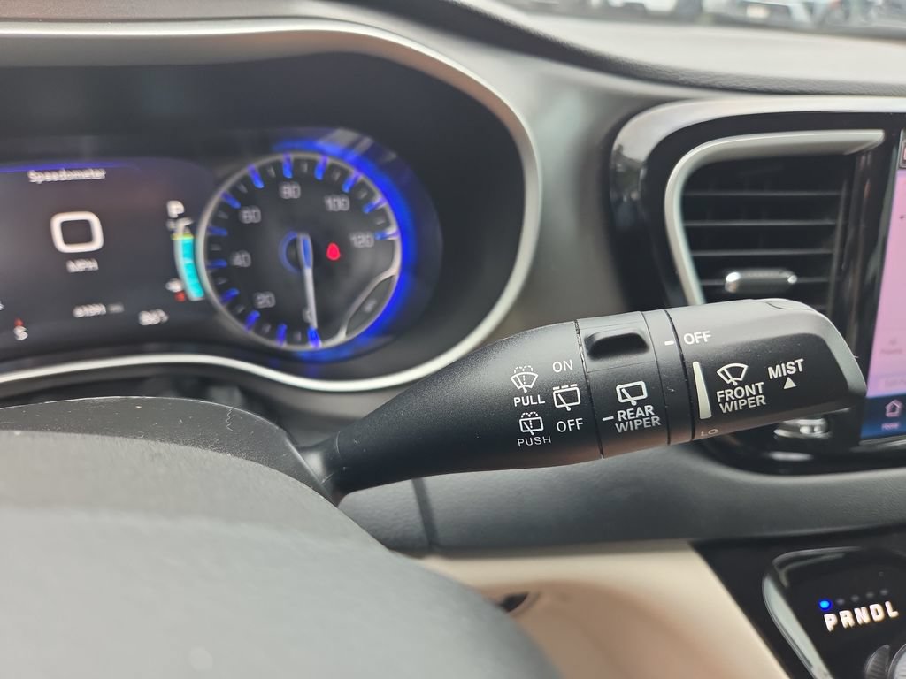 Used 2024 Chrysler Pacifica Touring-L FWD image 22