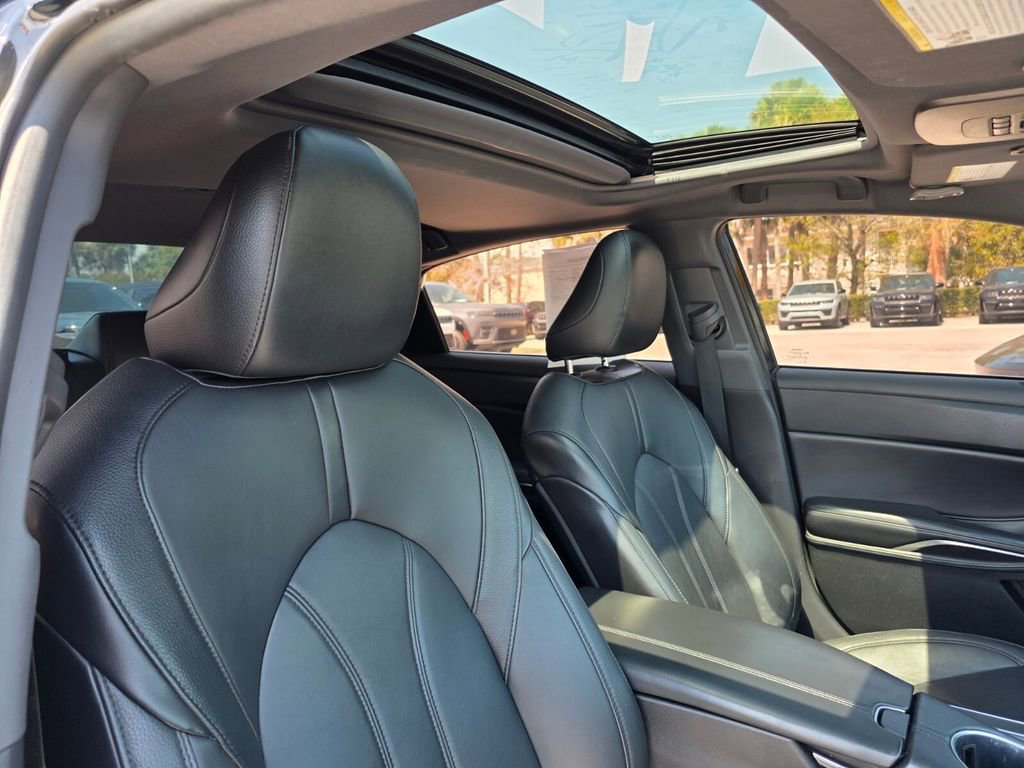 Used 2021 Toyota Avalon XLE w/ Moonroof Package image 11