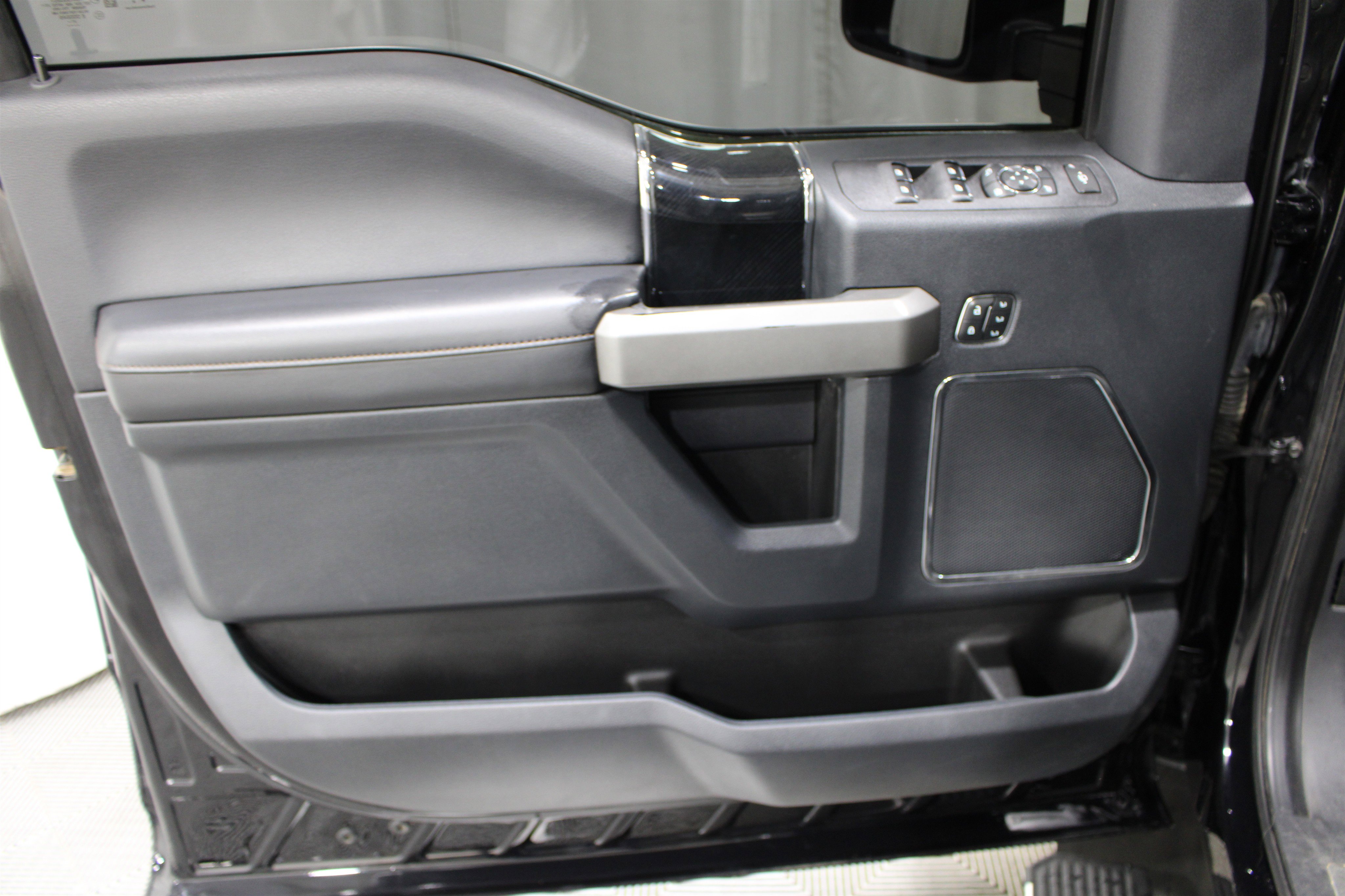Used 2022 Ford F350 Platinum AWD/4WD image 6