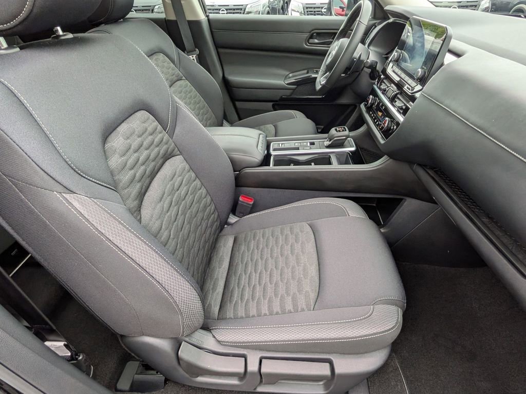 Used 2025 Nissan Pathfinder SV w/ SV Premium Package FWD image 25