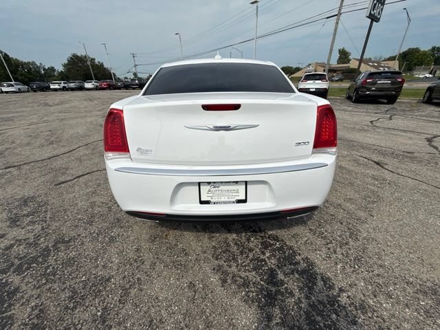 Used 2019 Chrysler 300 Touring w/ Chrome Appearance Package RWD image 4