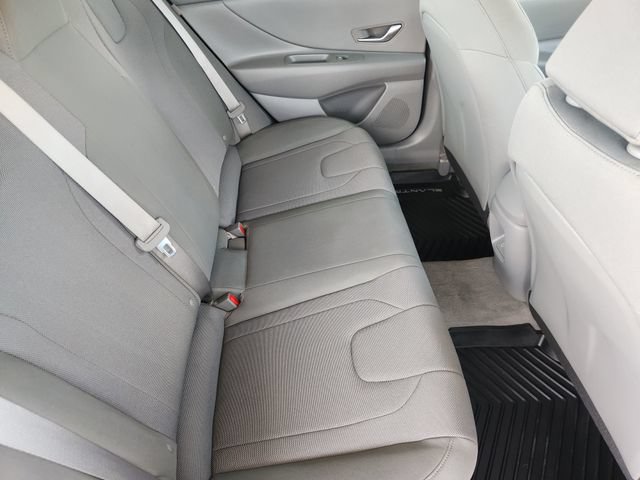 Used 2025 Hyundai Elantra SE FWD image 30