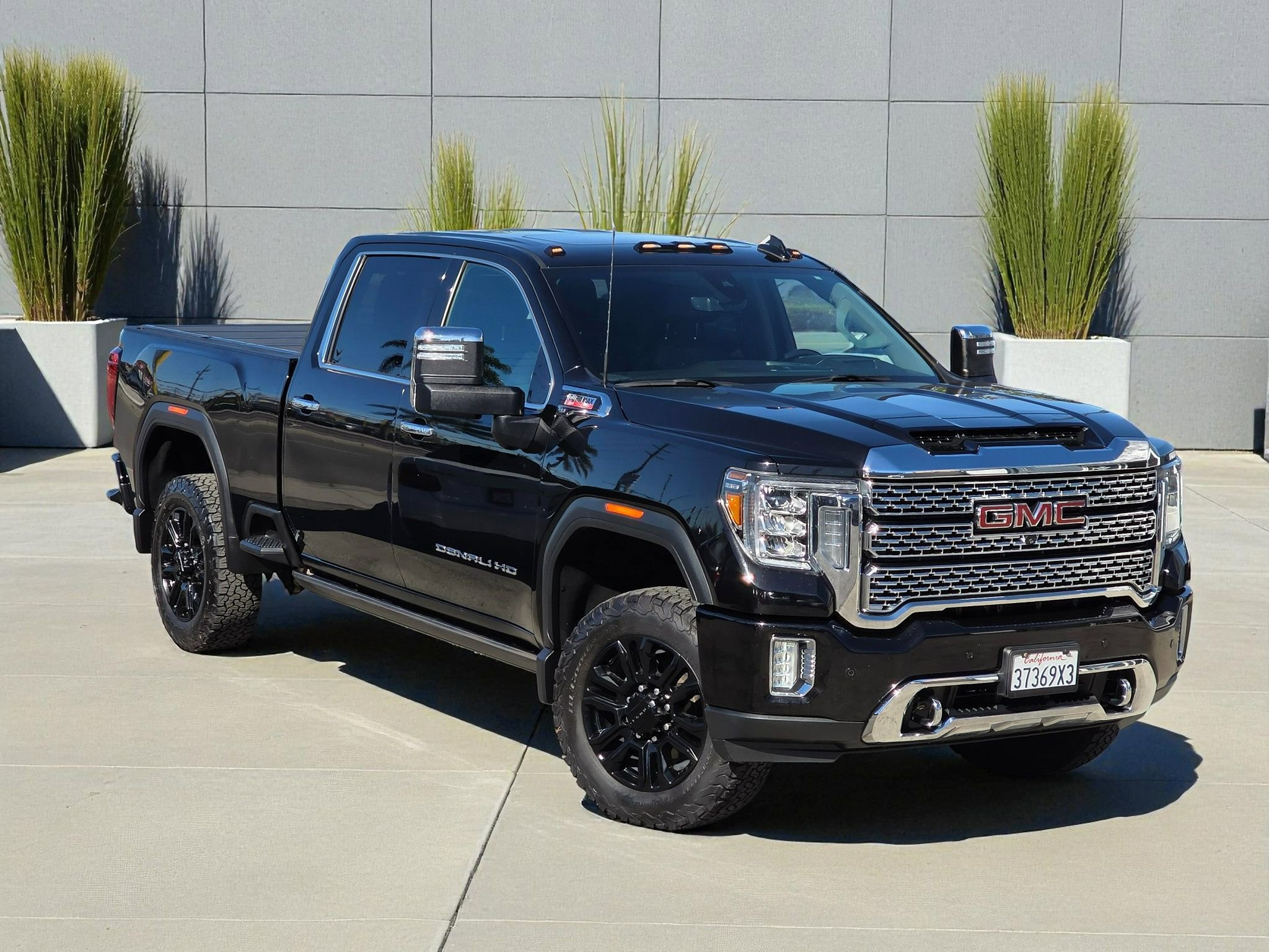 Used 2021 GMC Sierra 3500 Denali w/ Denali Black Diamond Edition AWD/4WD image 2