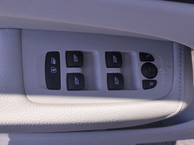 Used 2020 Volvo XC60 T8 Momentum image 16