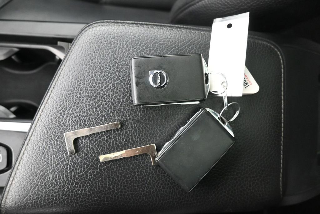 Used 2020 Volvo XC60 T6 Momentum image 3