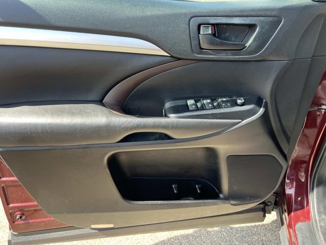 Used 2019 Toyota Highlander Plus AWD/4WD image 16