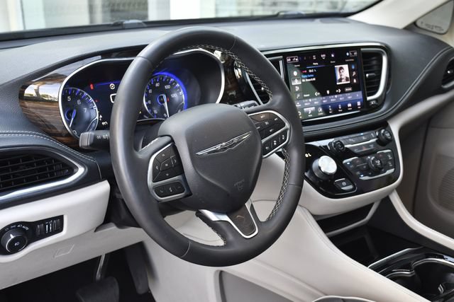 Used 2023 Chrysler Pacifica Limited FWD image 21