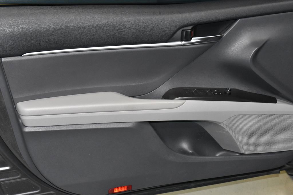 Used 2022 Toyota Camry LE w/ Carpet Mat Package (TMS) FWD image 4