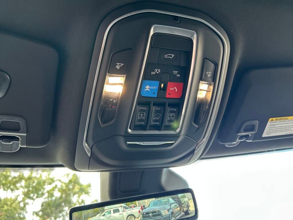 New 2025 Jeep Grand Cherokee Limited w/ Luxury Tech Group II image 17