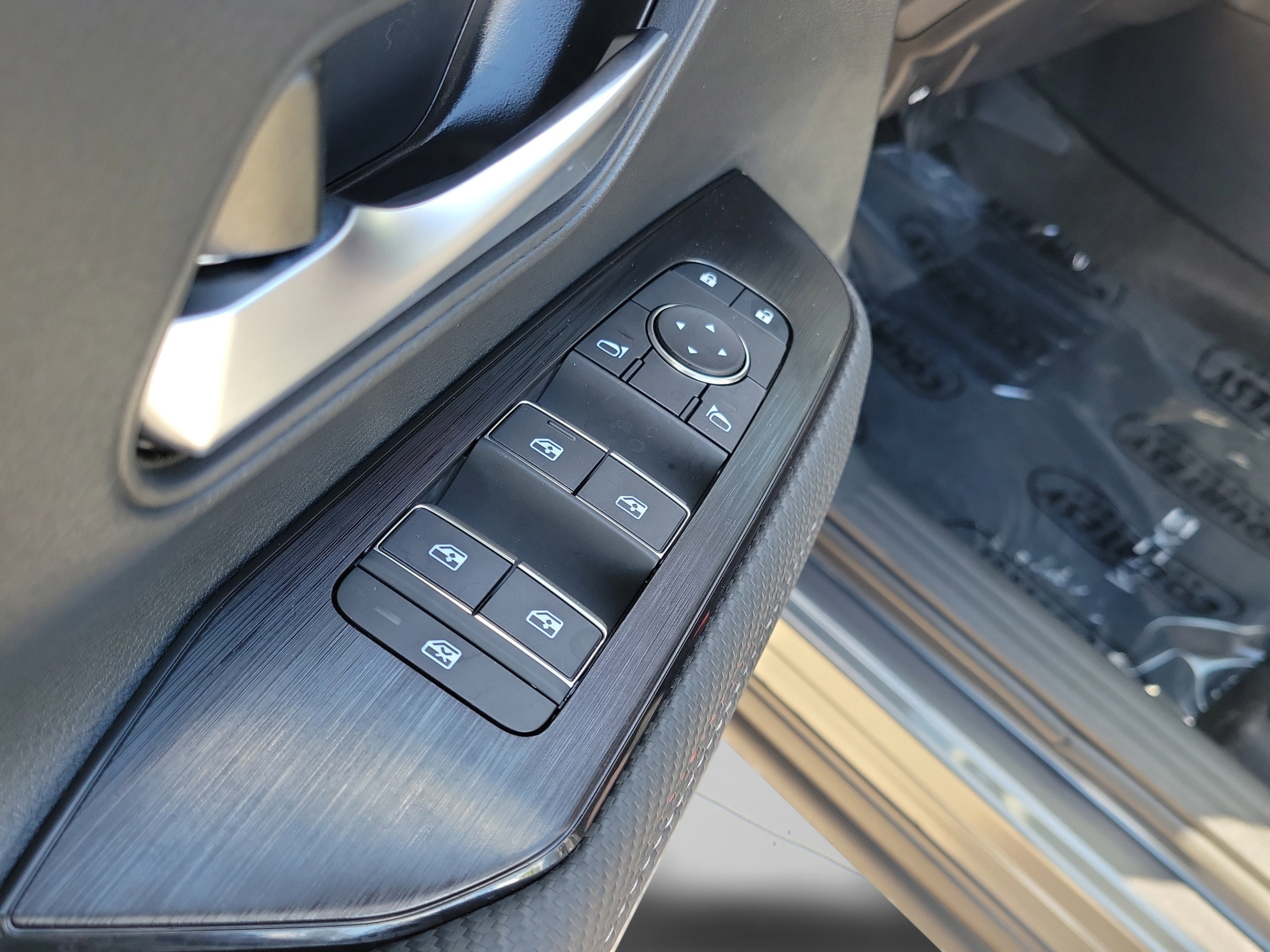New 2025 Nissan Kicks SR FWD image 34