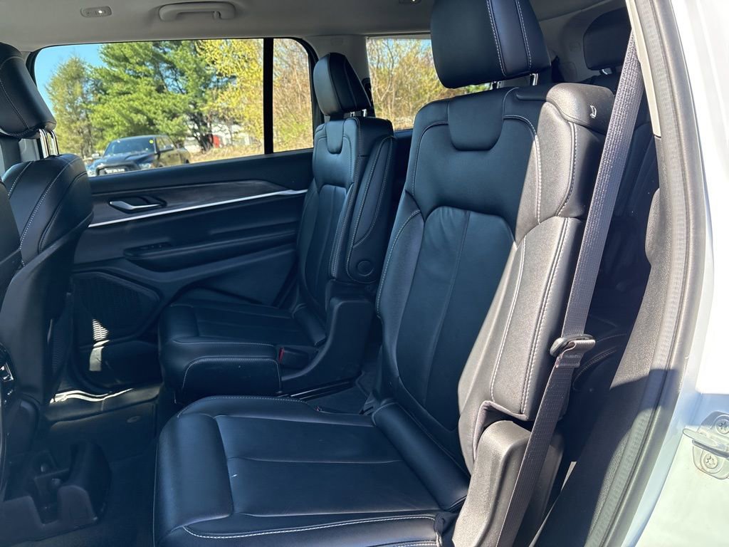 Used 2023 Jeep Grand Cherokee L Limited AWD/4WD image 18