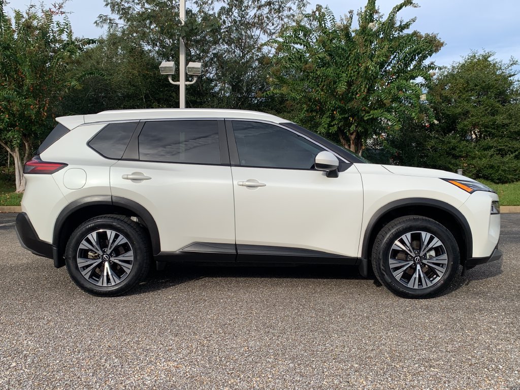 Used 2023 Nissan Rogue SV w/ SV Premium B Package FWD image 2