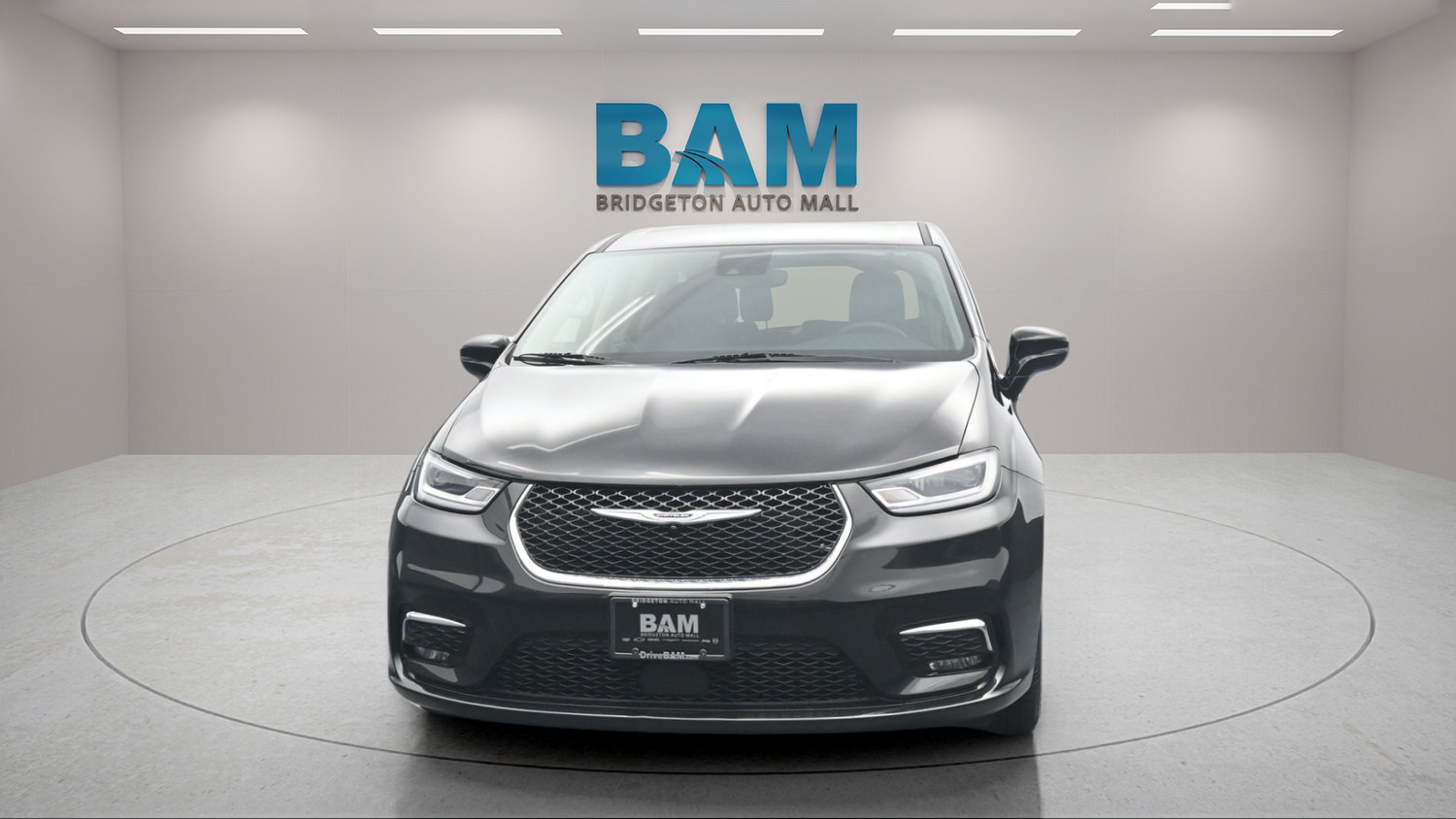 Used 2024 Chrysler Pacifica Touring-L FWD image 2
