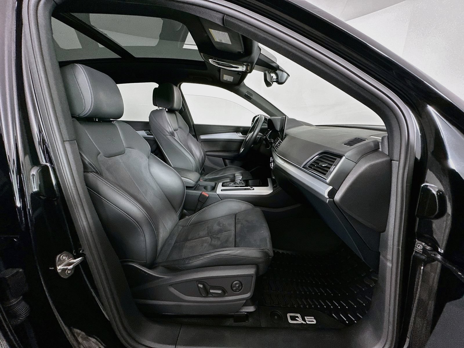 Used 2023 Audi Q5 e Premium Plus w/ Premium Plus Package AWD/4WD image 30