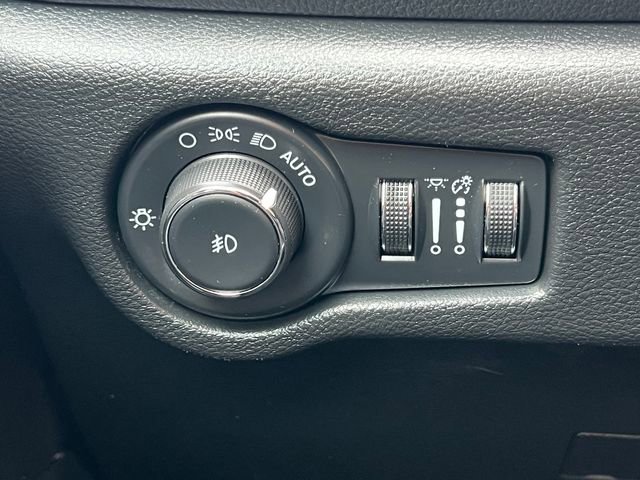 Used 2024 Chrysler Pacifica Limited FWD image 21