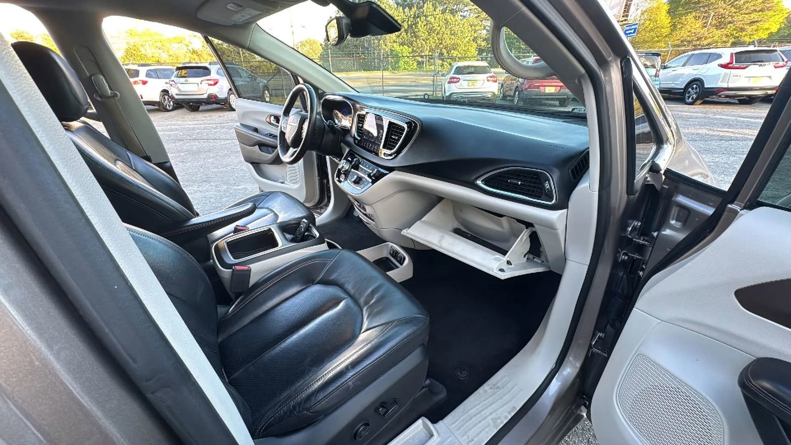 Used 2018 Chrysler Pacifica Touring-L Plus w/ Advanced Safetytec Group image 14