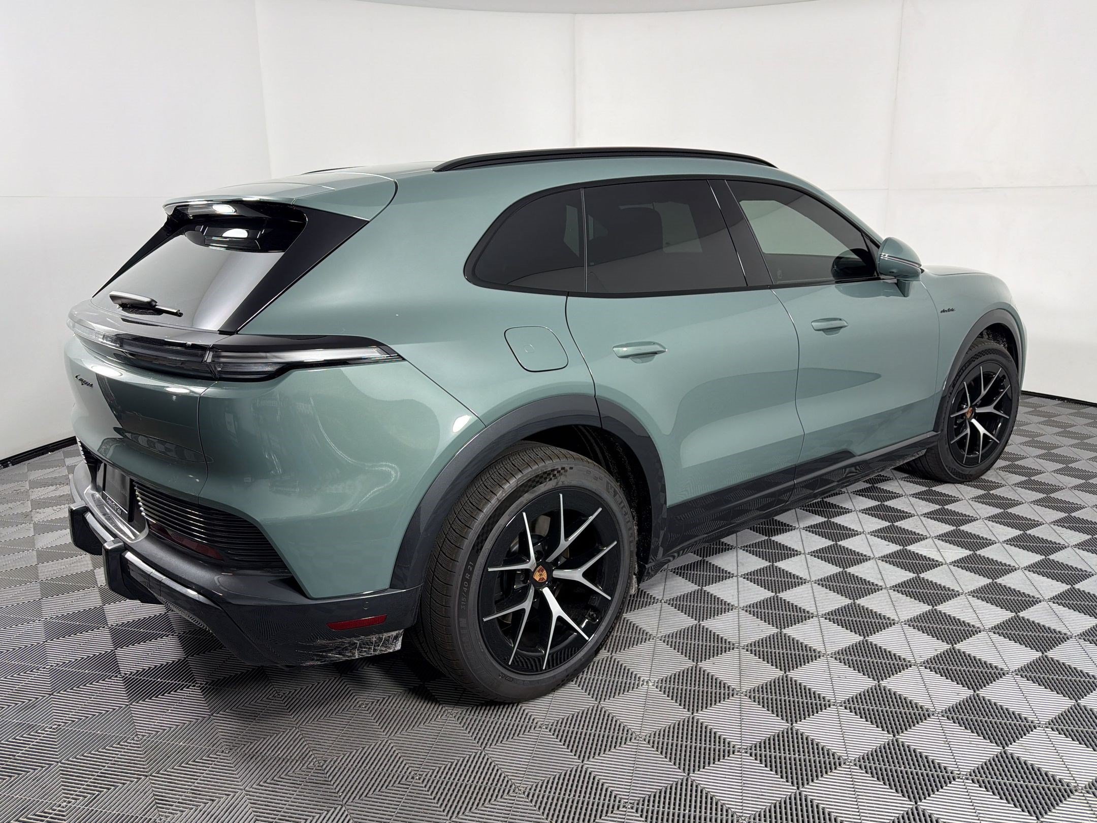 New 2026 Porsche Cayenne Electric AWD/4WD image 9
