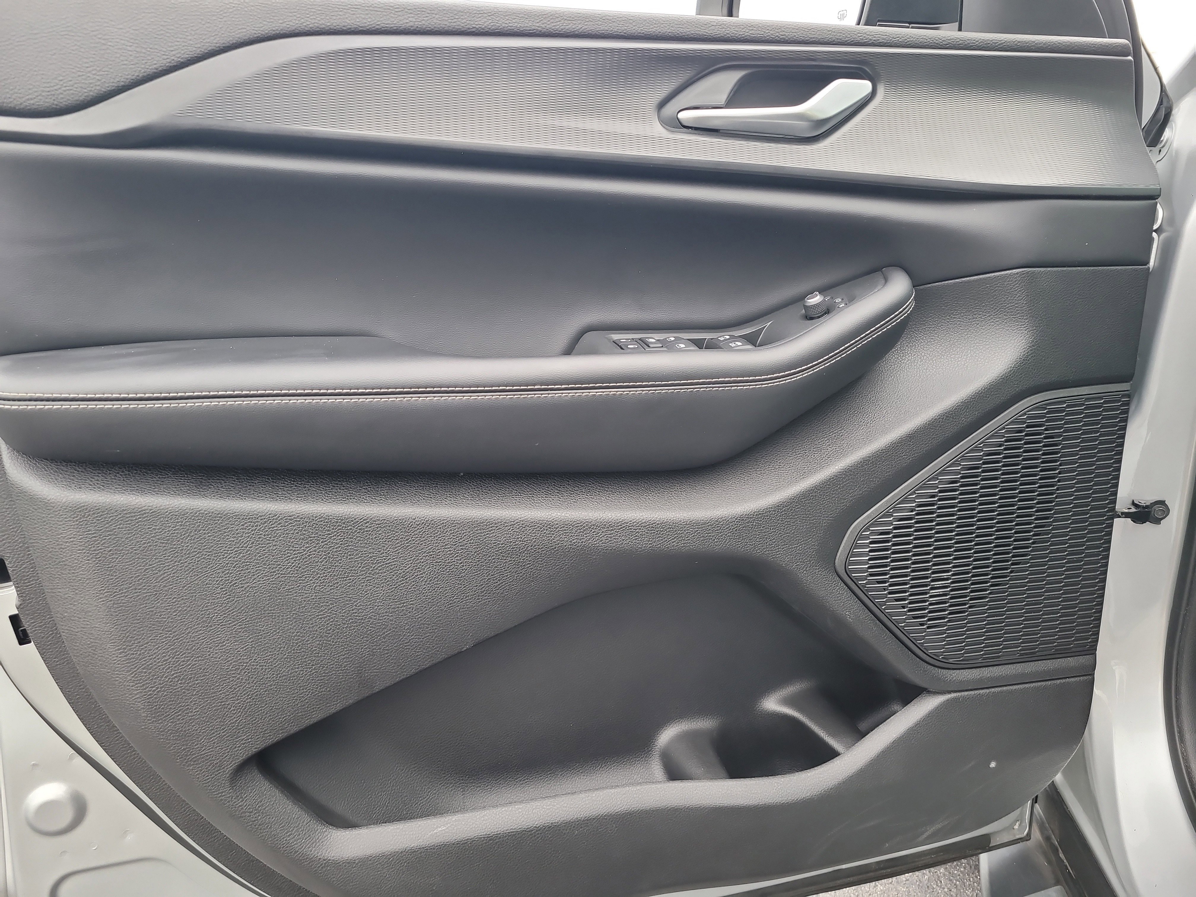 Used 2024 Jeep Grand Cherokee Laredo image 14