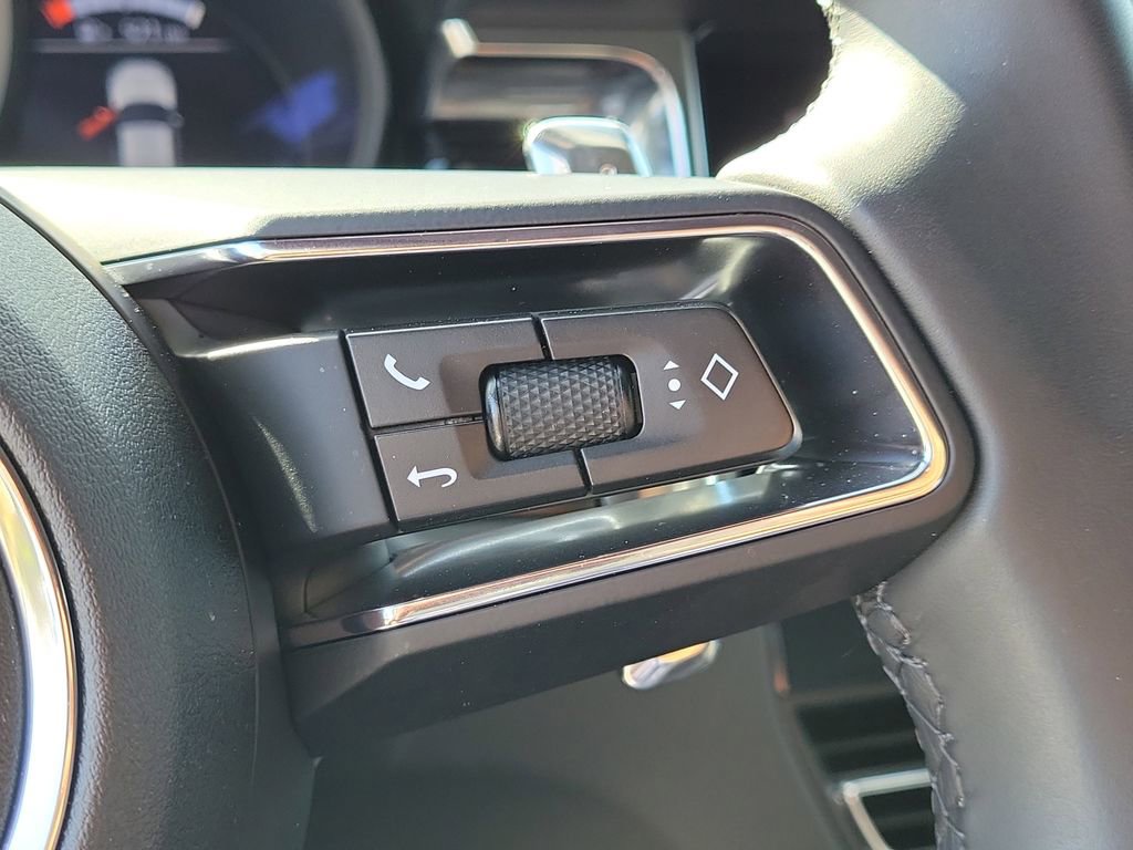 Certified 2025 Porsche Macan image 37