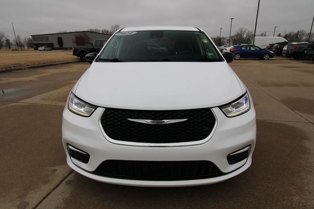 Used 2024 Chrysler Pacifica Touring-L image 2