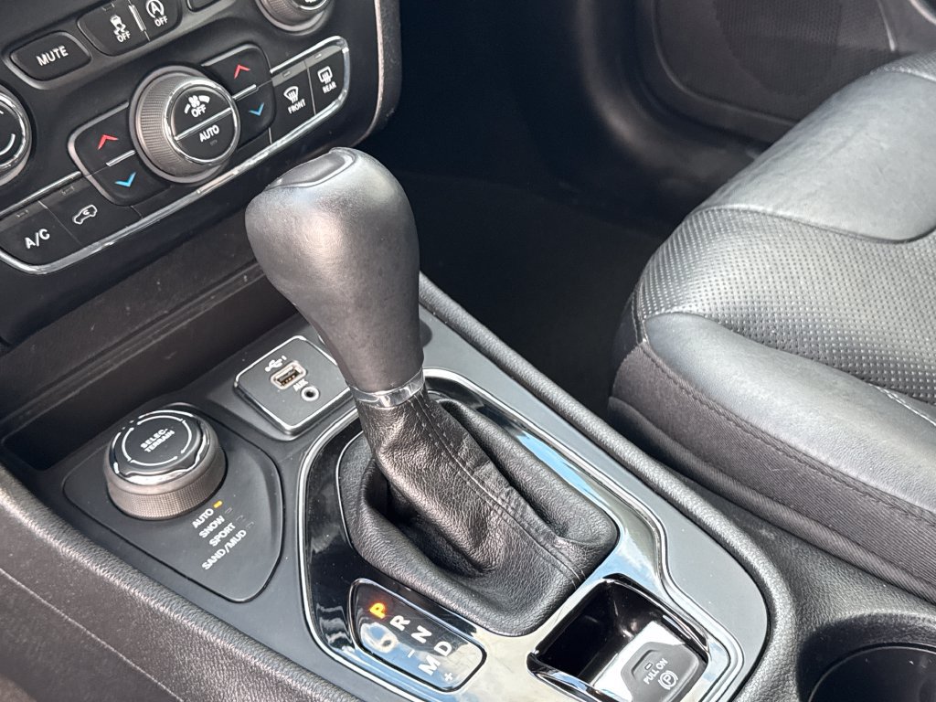 Used 2019 Jeep Cherokee Limited AWD/4WD image 28