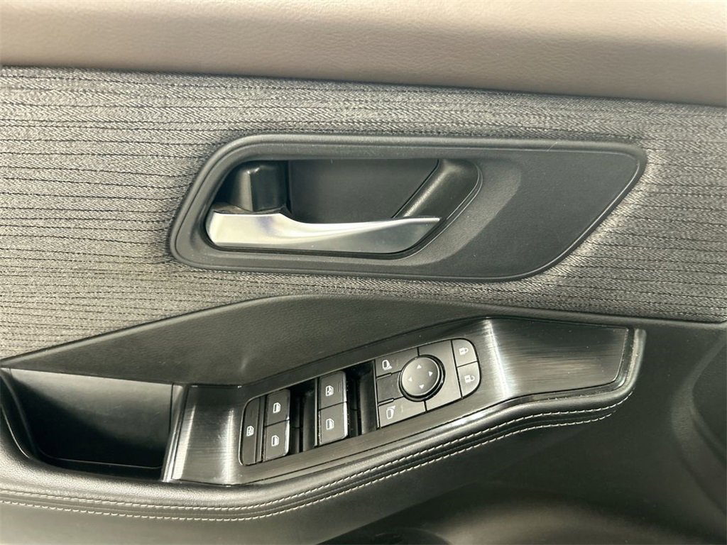 Used 2023 Nissan Rogue SV image 11