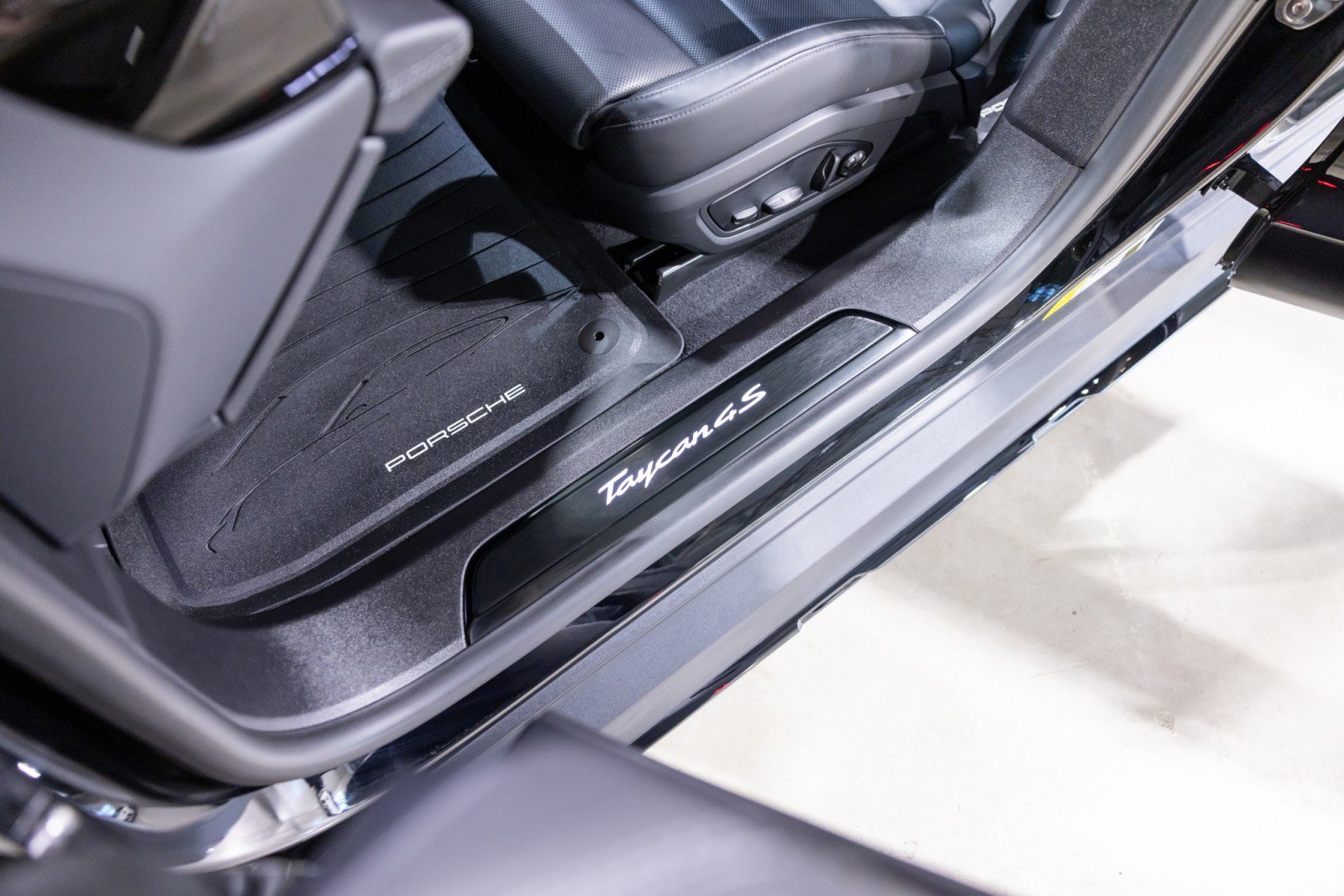 Used 2024 Porsche Taycan 4S image 39