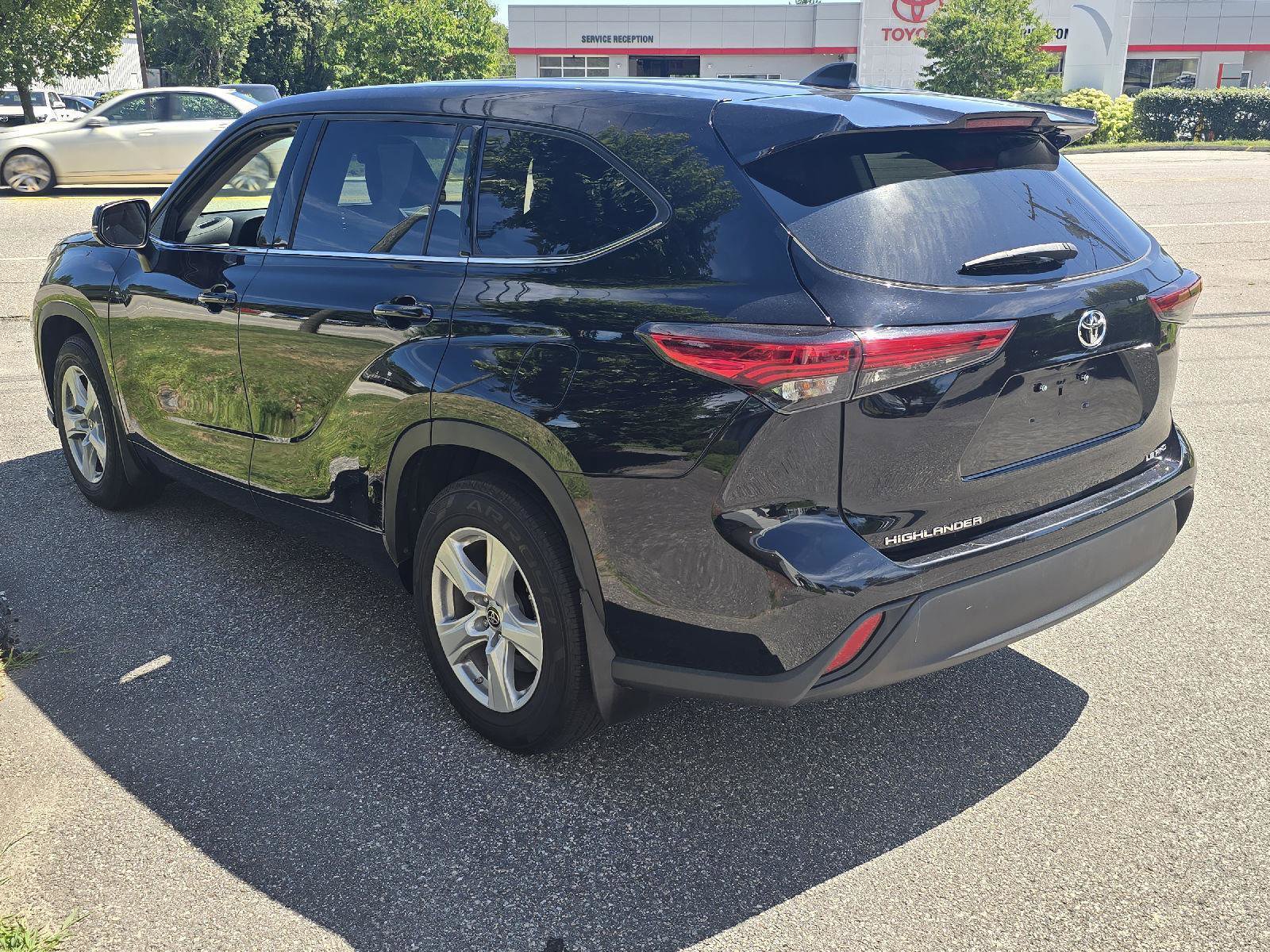 Used 2022 Toyota Highlander LE image 5