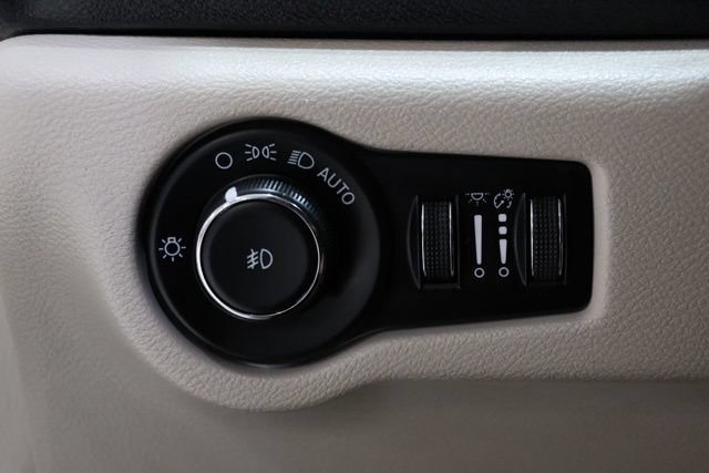 Used 2023 Chrysler Pacifica Touring-L FWD image 20