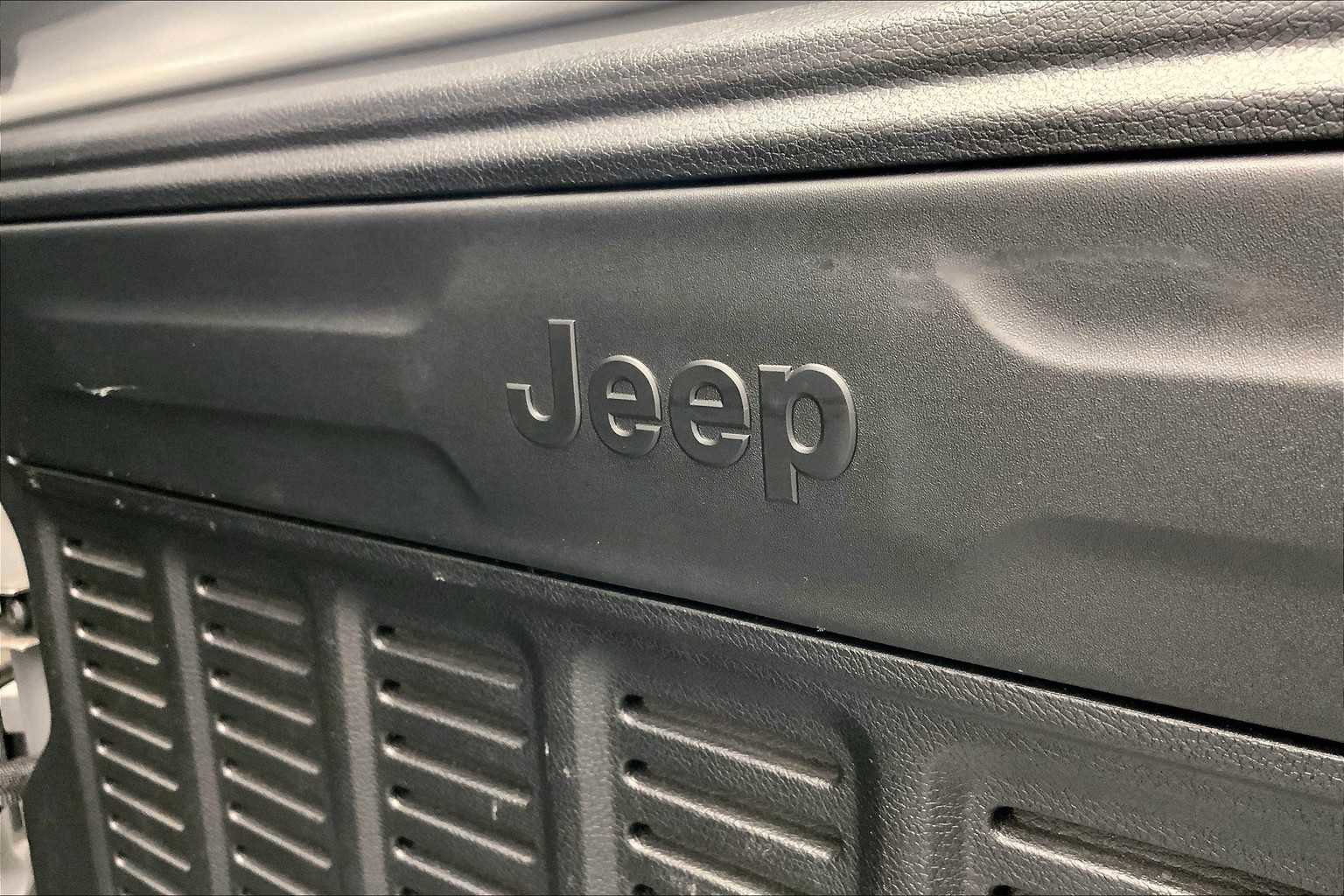 Used 2020 Jeep Wrangler Unlimited Sahara image 14