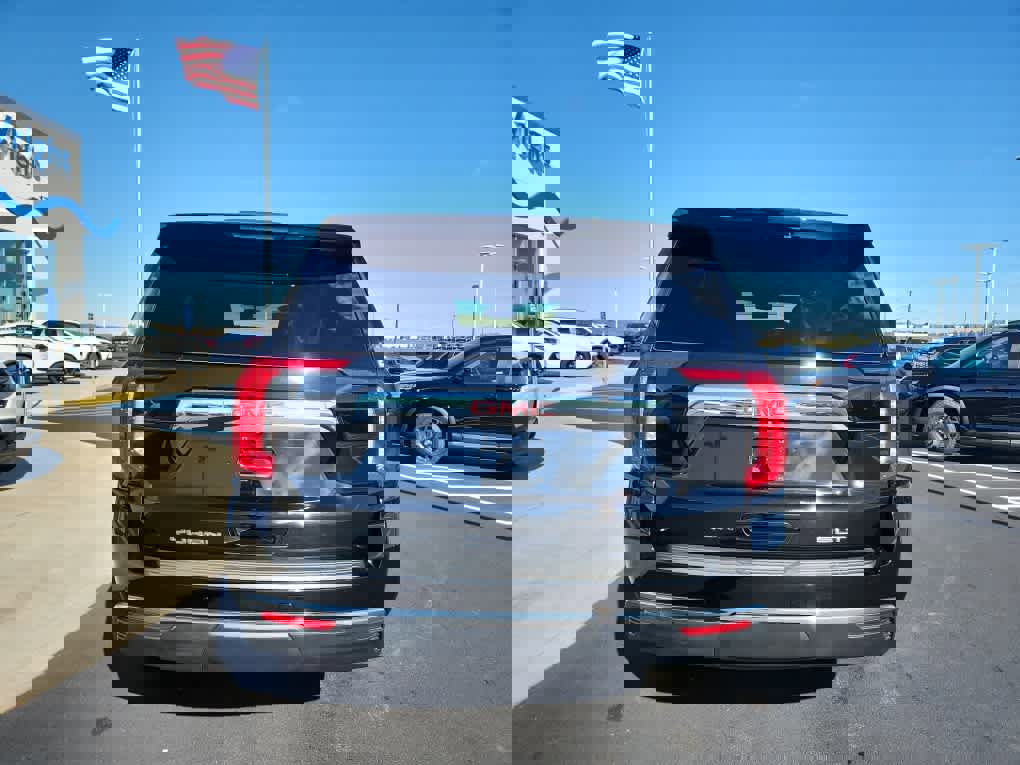 Used 2022 GMC Yukon SLT w/ SLT Luxury Package image 3