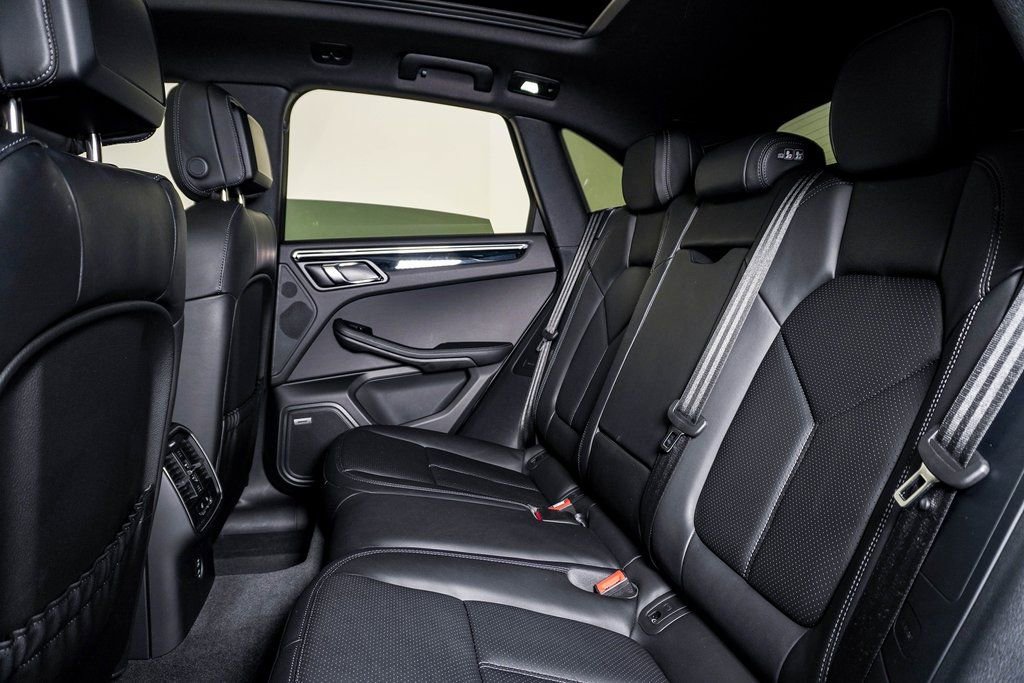 Certified 2025 Porsche Macan image 16