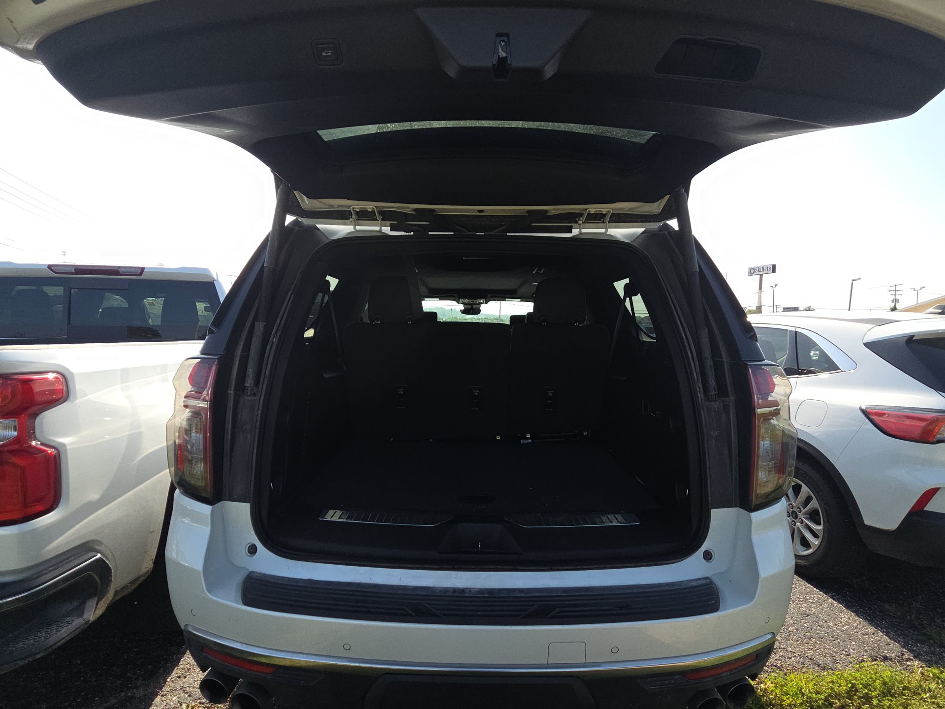 Used 2023 Chevrolet Suburban High Country AWD/4WD image 15
