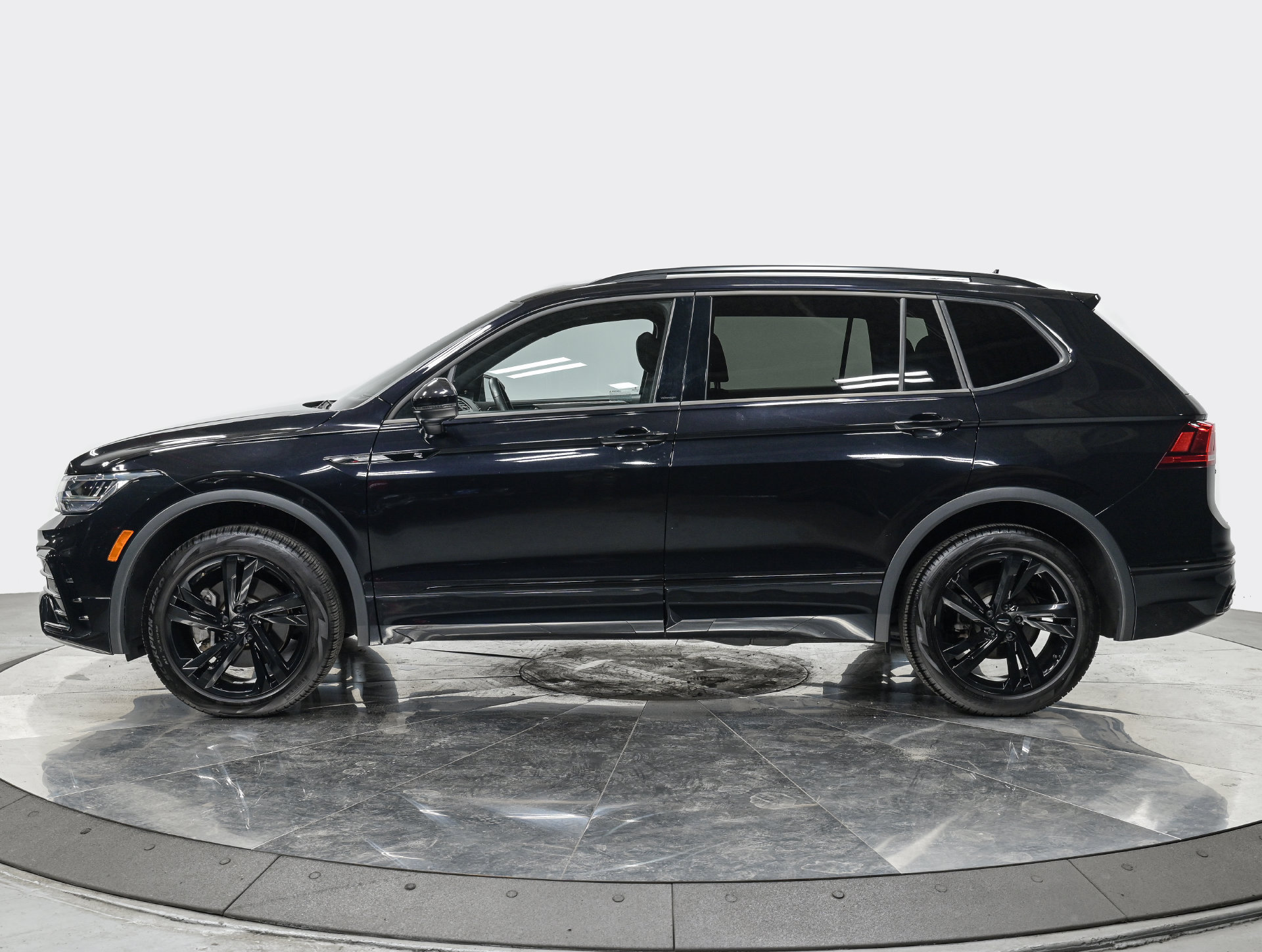 Used 2024 Volkswagen Tiguan SE R-Line AWD/4WD image 2
