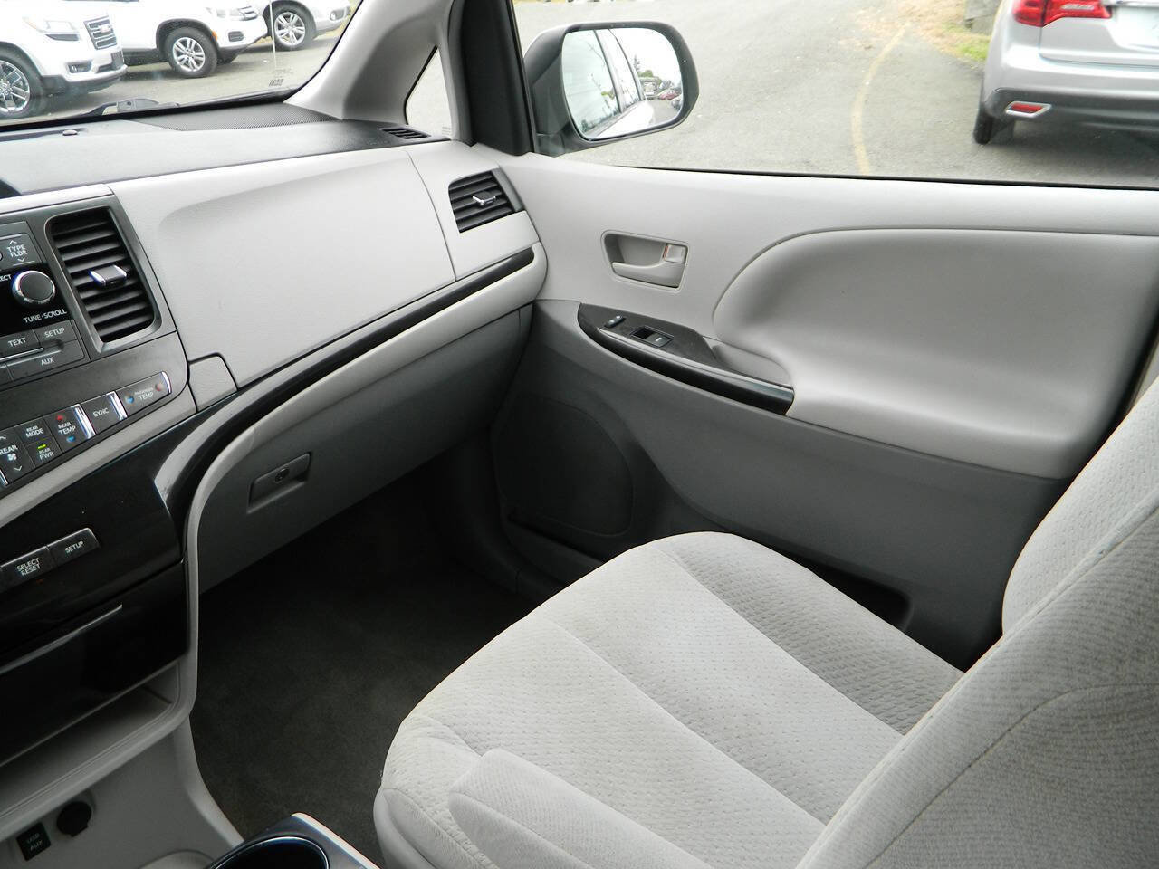 Used 2013 Toyota Sienna LE FWD image 18