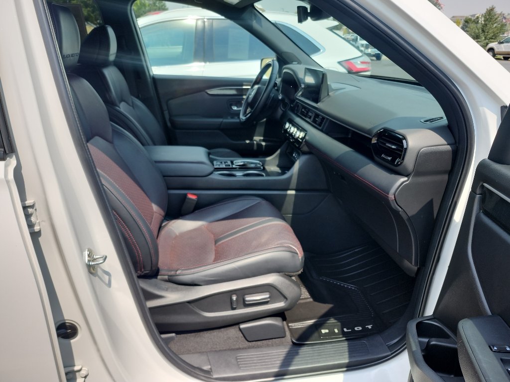 Used 2025 Honda Pilot Black Edition image 4