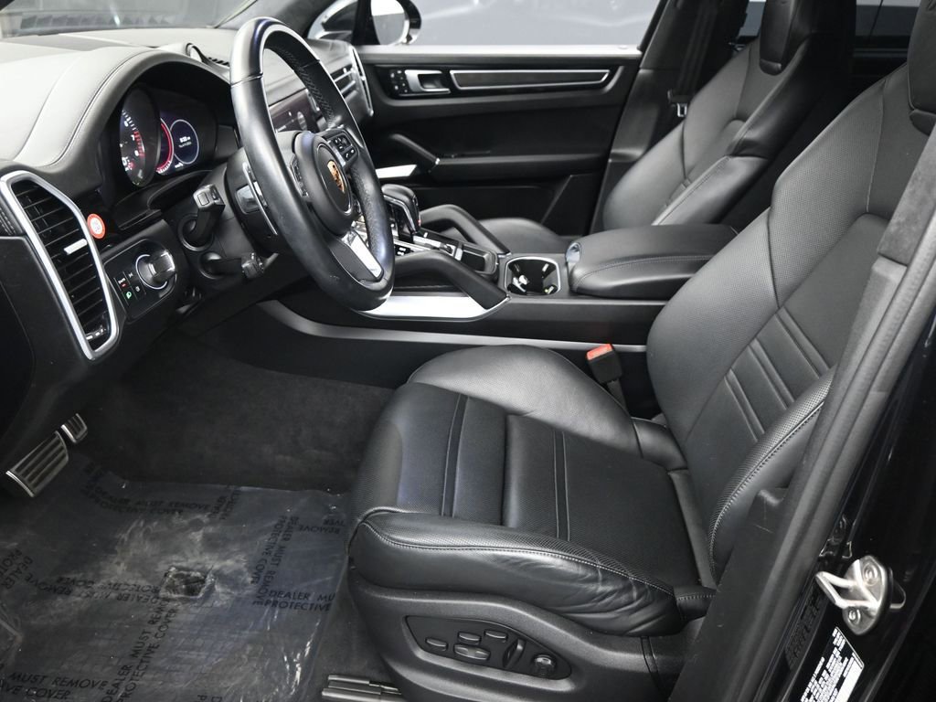 Certified 2022 Porsche Cayenne Turbo S AWD/4WD image 6