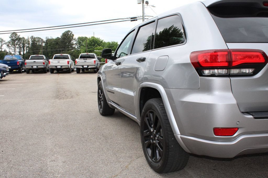 Used 2017 Jeep Grand Cherokee Altitude RWD image 28