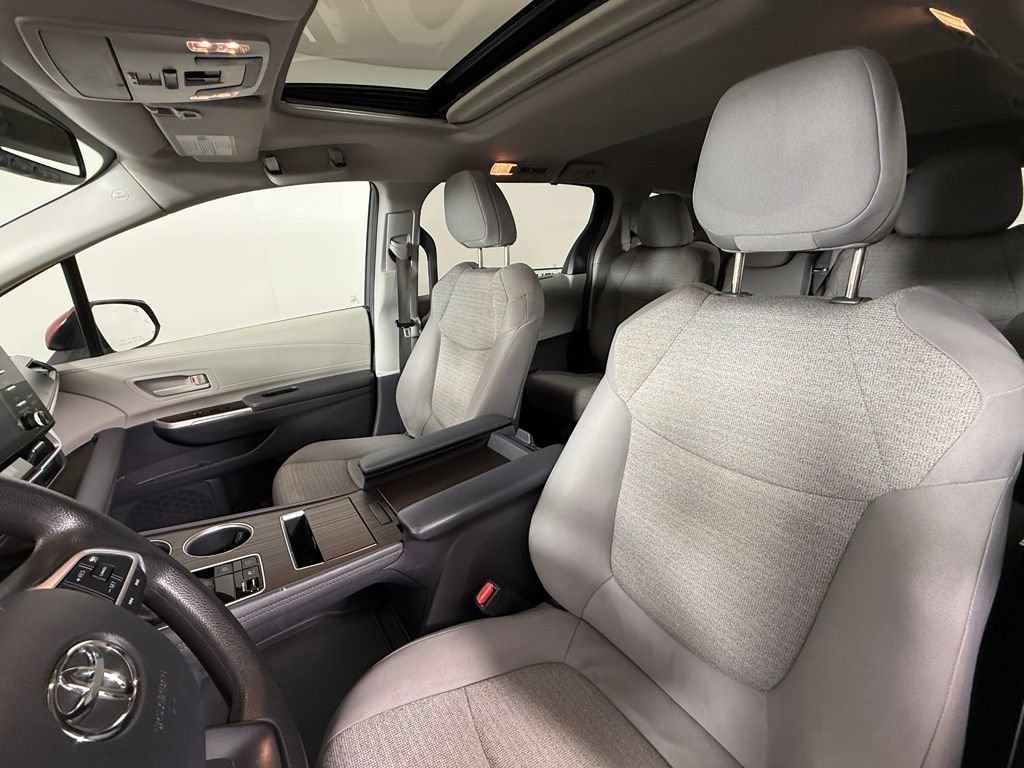 Used 2021 Toyota Sienna LE w/ LE Plus Package FWD image 34