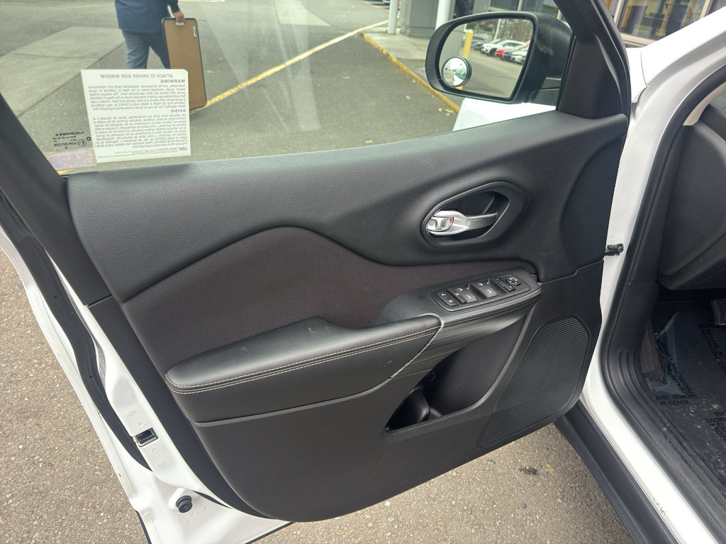 Used 2016 Jeep Cherokee Sport AWD/4WD image 6