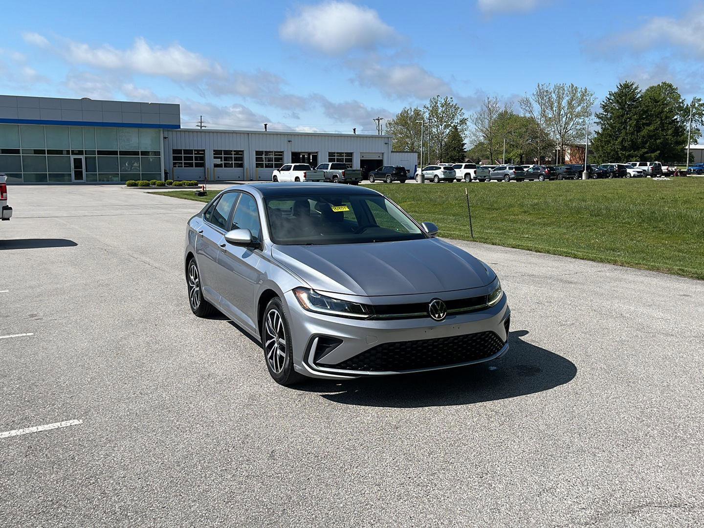 Used 2025 Volkswagen Jetta SE FWD image 8